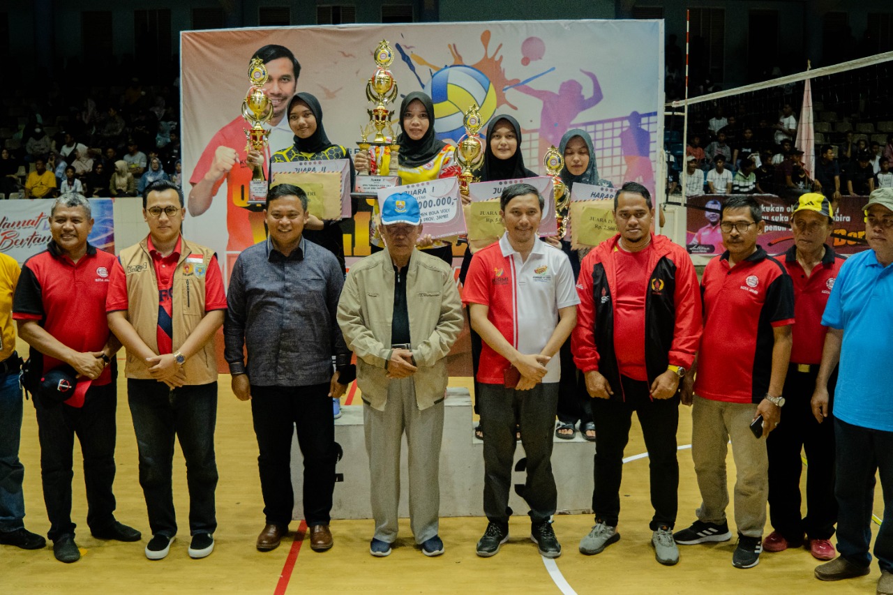 Foto bersama Ketua DPRD Provinsi Jambi Edi Purwanto, Wakil Gubernur Jambi Abdullah Sani, Danrem 042/Gapu Brigjen TNI Supriono usai penutupan open turnament volly ball, Rabu (30/11/2022) di Gor Kota Jambi. 